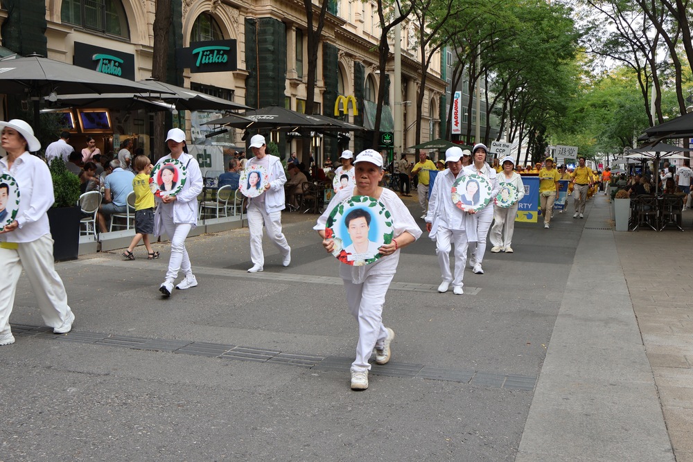 Damen in Weiß erinnern an die Opfer der Verfolgung. Foto: FDI